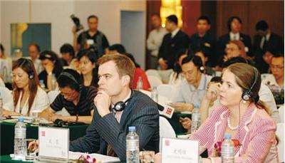 日語(yǔ)同聲翻譯一天要多少錢？翻譯團(tuán)隊(duì)要幾個(gè)人？